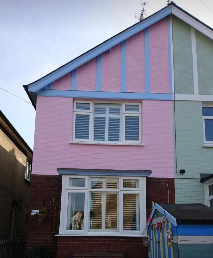 Quarto em Acomodações Particulares Charming Pink House With Perfect Location