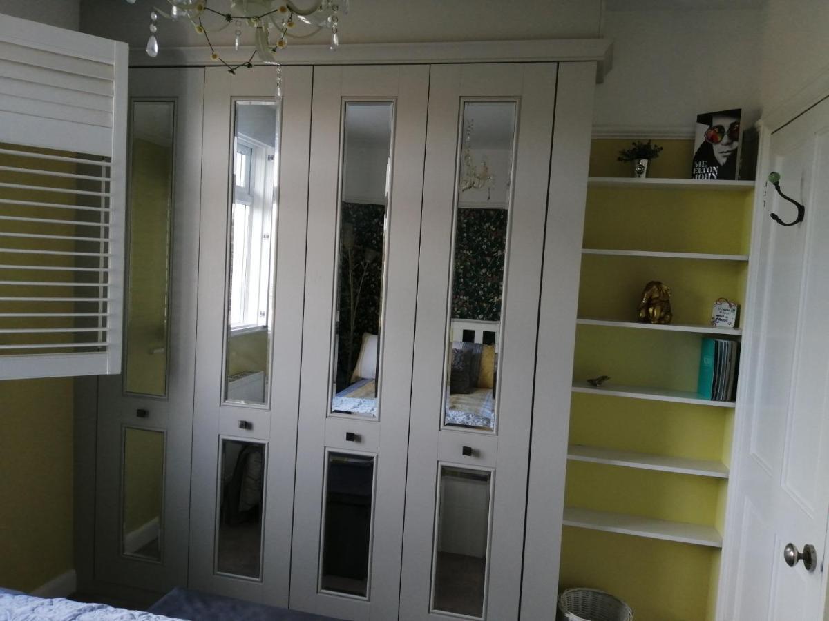 Quarto em Acomodações Particulares Charming Pink House With Perfect Location