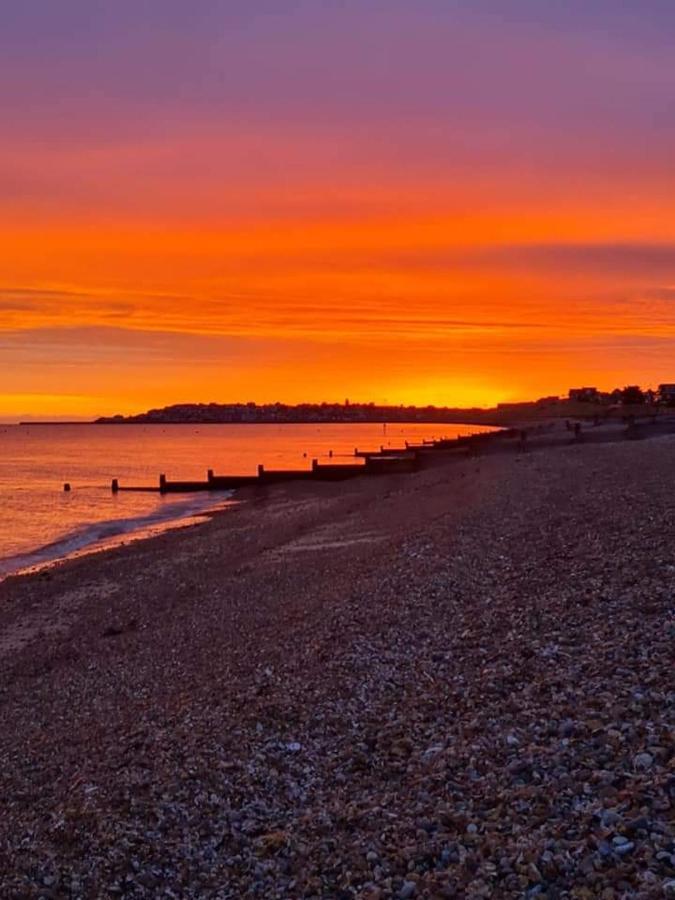 Homestay Charming Pink House With Perfect Location Whitstable